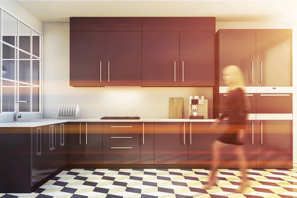 Mulher loira andando na cozinha branca e cinza — Fotografia de Stock