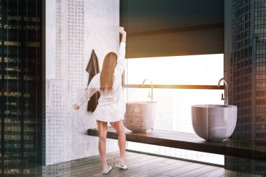 Beyaz banyo köşesinde kadın