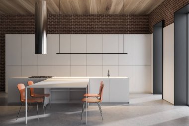 İçi tezgah ve masa dolu beyaz mutfak.