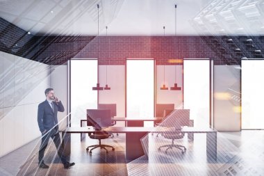 Loft ofis iç telefonda Adam