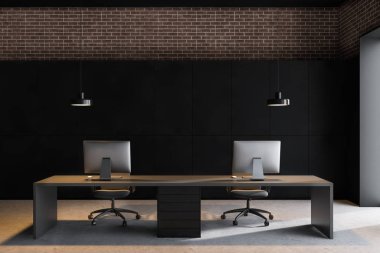 Siyah ve tuğla ofis işyeri