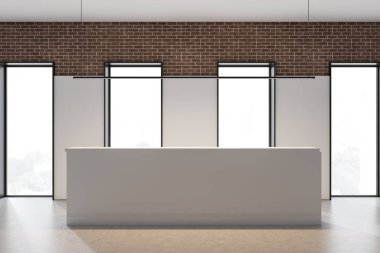 Pencereleri beyaz ve tuğla ofis resepsiyon