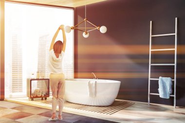 Gri panoramik banyo köşesinde kadın