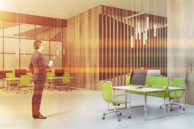 Açık alan ofisinde kahve li adam