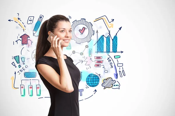 Vrouw aan de telefoon, schets van het ondernemingsplan — Stockfoto