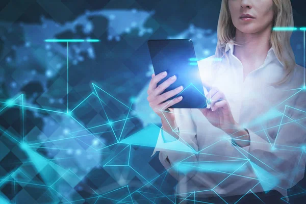 Tabletli kadın, ağ bağlantısı