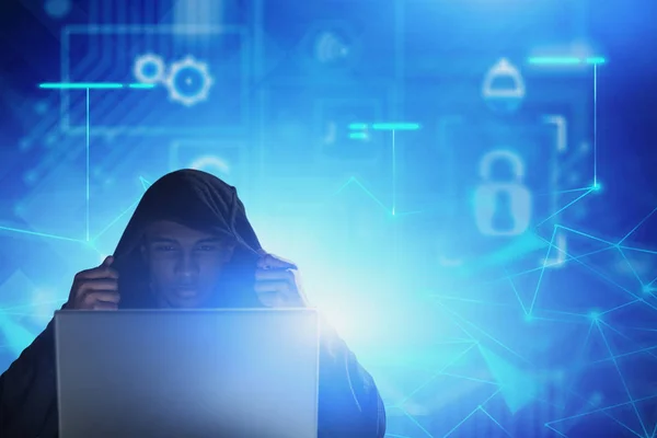 Hacker mirando el ordenador portátil, seguridad en línea —  Fotos de Stock
