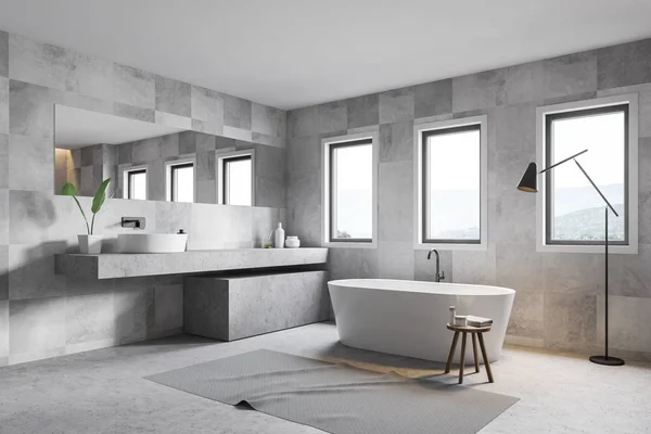 Angolo bagno piastrellato grigio, vasca e lavandino — Foto Stock