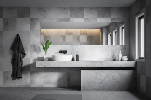Interiér koupelny s šedými dlaždicemi a dřezem — Stock fotografie