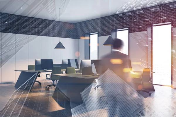 Evrak çantasıaçık boş alana giren adam