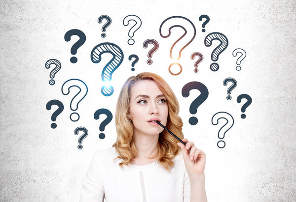 Рыжая женщина и вопросительные знаки
