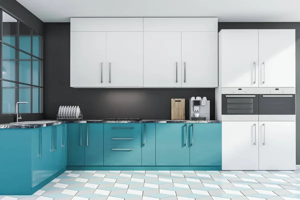 Interior de cozinha preto e azul com bancadas — Fotografia de Stock
