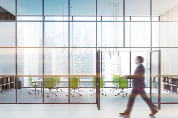 Hombre pasando por la sala de reuniones de la oficina — Foto de Stock