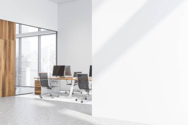 Sahte duvarlı boş alan ofis köşesi