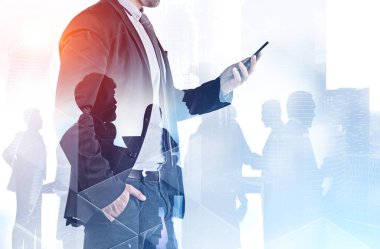 Şehirde telefon ve meslektaşları ile Adam