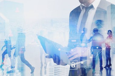 Şehir içinde laptop ve takım ile adam, Ai beyin