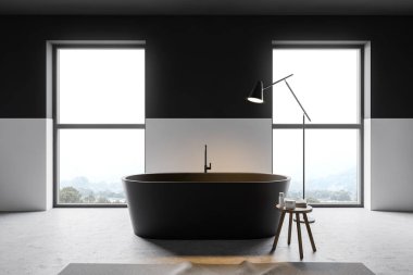 Gri ve beyaz banyo, pencere ve küvet