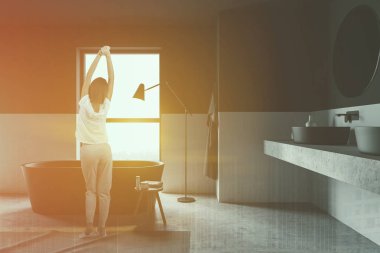 Beyaz ve siyah banyo iç genç kız