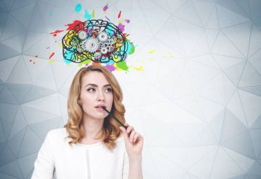 Pensive iş kadını ve dişli beyin