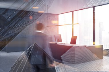 Panoramik CEO ofisine giren iş adamı