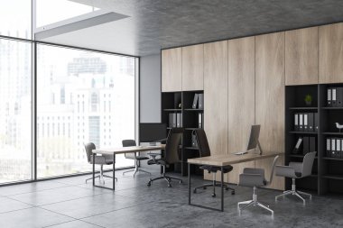 Gri ve ahşap açık alan ofis köşesi