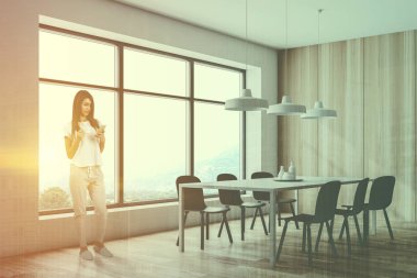 Ahşap yemek odasında telefon ile kadın