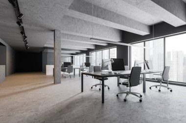 Panoramik gri sanayi tarzı ofis köşesi