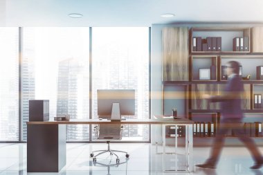 Adam panoramik CEO ofisinde yürüyüş