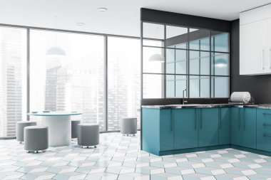 Masa ile panoramik mavi mutfak köşesi