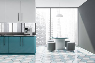 Gri panoramik mutfak, tezgah ve masa