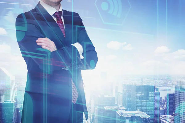 Nicht wiederzuerkennender selbstbewusster Geschäftsmann, der mit verschränkten Armen vor dem Hintergrund des Stadtbildes steht, mit doppelter Belichtung futuristischer Geschäftsoberfläche. Konzept der Hi-Tech. Getöntes Image — Stockbild Selbstbewusster Geschäftsmann in der Stadt, digitale Schnittstelle — Stockfoto