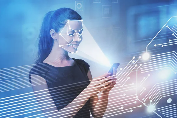 Mujer sonriente con teléfono, reconocimiento facial — Foto de Stock