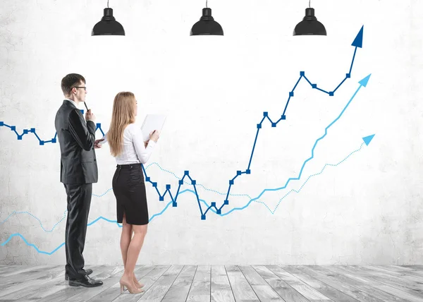 Business people studying growing graph — Stock Photo, Image