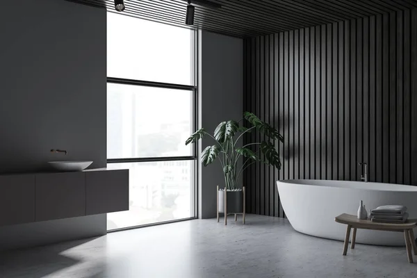 Gri ve ahşap banyo köşesi, küvet ve lavabo — Stok fotoğraf