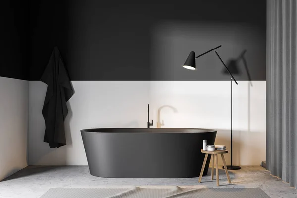 Grijze en witte badkamer met ligbad — Stockfoto