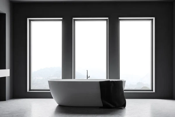 Loft grigio bagno interno con vasca — Foto Stock