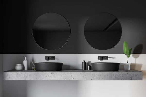 Bagno grigio e bianco, doppio lavabo da vicino — Foto Stock