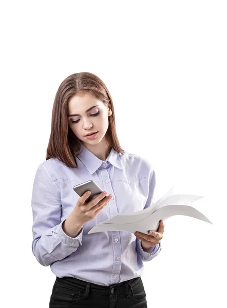 Junge Frau mit Dokumenten und Telefon — Stockfoto