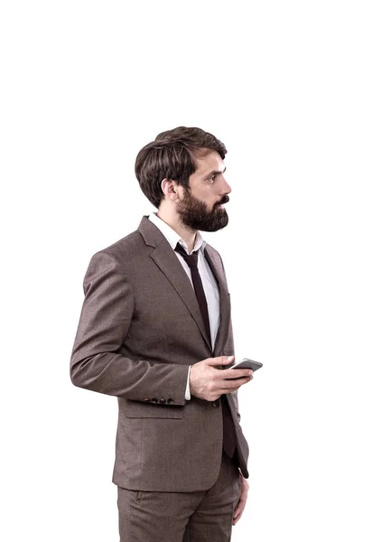 スマートフォンを持つ深刻な若いビジネスマン — ストック写真