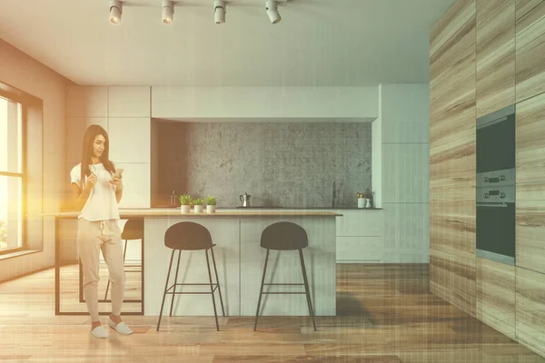 Mujer en cocina blanca y de madera con barra —  Fotos de Stock