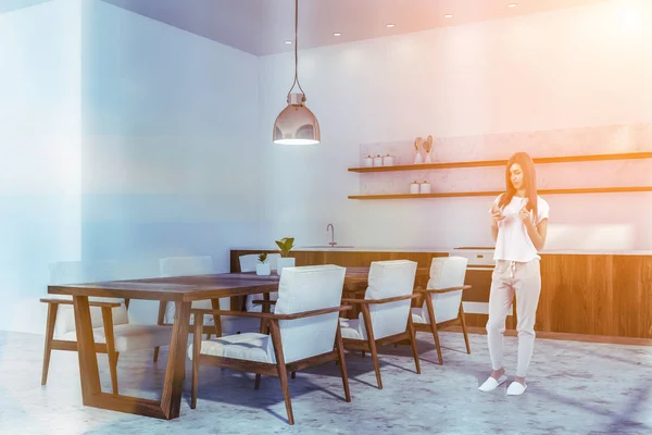 Mujer en cocina con mesa de madera oscura —  Fotos de Stock