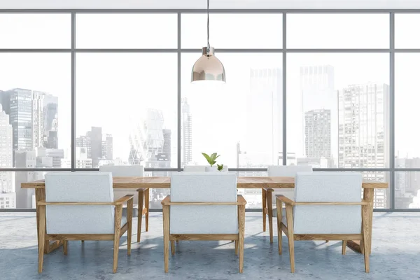 Sala da pranzo panoramica con tavolo in legno — Foto Stock