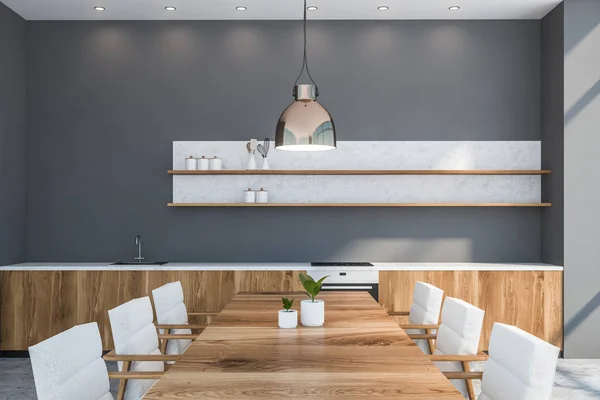 Zbliżenie stołu w szarej kuchni z Bliem — Zdjęcie stockowe