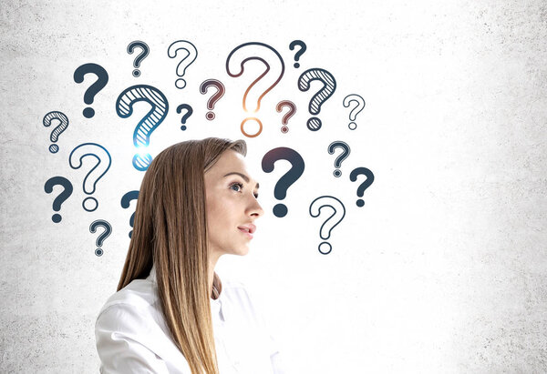 Страшная молодая женщина, вопросительные знаки
