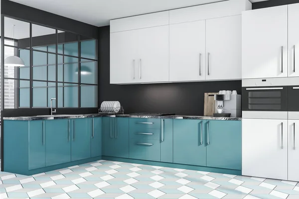 Черно-синий кухонный уголок со столешницами — стоковое фото