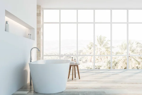 Widok z boku białej i kamiennej łazienki z wanną — Zdjęcie stockowe