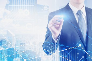 Şehirde dijital arayüzle çalışan adam