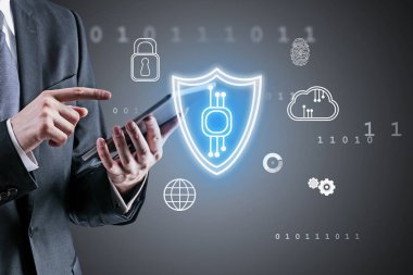 Tablet bilgisayarlı adam, siber güvenlik