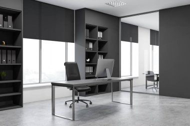 Kitaplıklı gri yönetici ofisinin köşesi