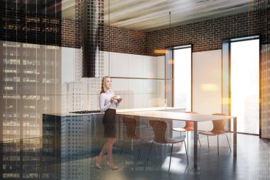 Masalı, beyaz ve tuğlalı mutfakta bir kadın.